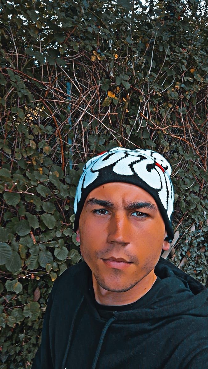 Profil de Esai